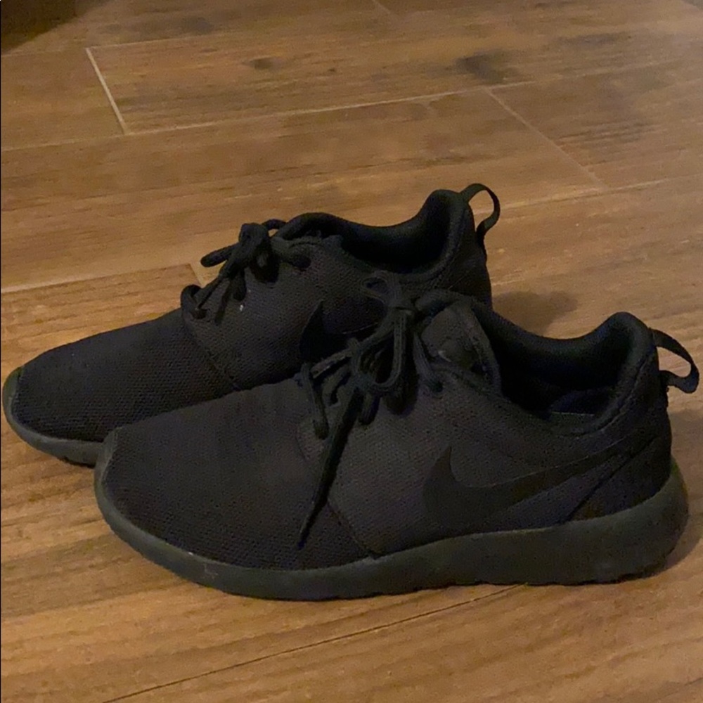 All-black Nike Roshe !!
